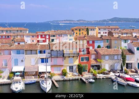 Übersicht über bunte Häuser in der Küstenstadt Port-Grimaud, im Golf von Saint Tropez. Seine außergewöhnliche architektonische Struktur hat Port-GRI geführt Stockfoto