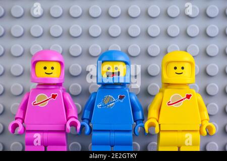 Tambow, Russische Föderation - 04. Juni 2020 drei der LEGO Movie 2 Astronaut minifiguren vor grauem Grundplatte Hintergrund. Stockfoto