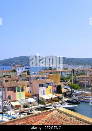 Übersicht über bunte Häuser in der Küstenstadt Port-Grimaud, im Golf von Saint Tropez. Seine außergewöhnliche architektonische Struktur hat Port-GRI geführt Stockfoto