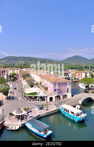 Übersicht über bunte Häuser in der Küstenstadt Port-Grimaud, im Golf von Saint Tropez. Seine außergewöhnliche architektonische Struktur hat Port-GRI geführt Stockfoto