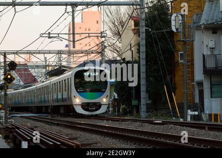 Ein Zug der Serie Seibu 30000 auf der Linie Seibu Ikebukuro in der Nähe von Shimo Ochiai, Tokio, Japan Stockfoto