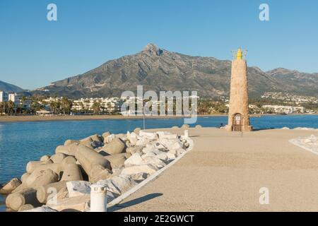 Puerto Banus Pier mit Strand dahinter, Marbella, Costa del Sol, Südspanien, La Concha Berg, Andalusien, Spanien. Stockfoto