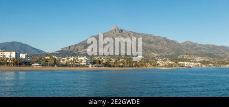 Puerto Banús Strand, Marbella, mit dem Berg La Concha dahinter, Costa del sol, Wintersaison, Andalusien, Spanien. Stockfoto