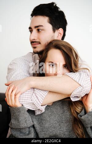 Liebespaar kuschelt den Mann hinter der Frau Ihre Lippen mit seinen Händen Stockfoto