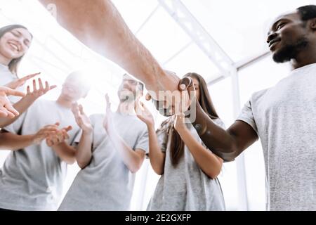 Nahaufnahme. Zwei junge Gegner schütteln die Hände. Stockfoto