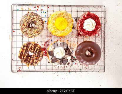 Verschiedene Gourmet Brioche Donuts frisch gebacken Stockfoto