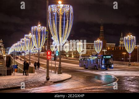 Moskau, Russland - 04. Februar 2020: Festlich dekoriert für Winterferien Zaryadye Park. Panorama von Moskau. Russland weihnachten Stockfoto