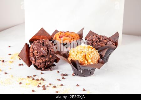 Köstliche frisch gebackene Muffins in verschiedenen Geschmacksrichtungen Stockfoto