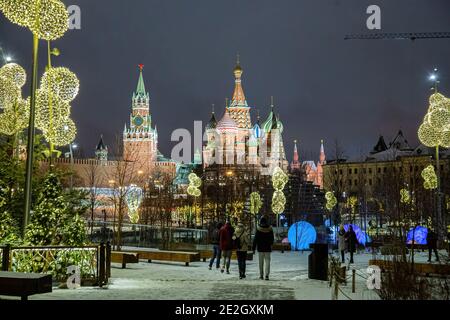 Moskau, Russland - 04. Februar 2020: Festlich dekoriert für Winterferien Zaryadye Park. Panorama von Moskau. Russland weihnachten Stockfoto