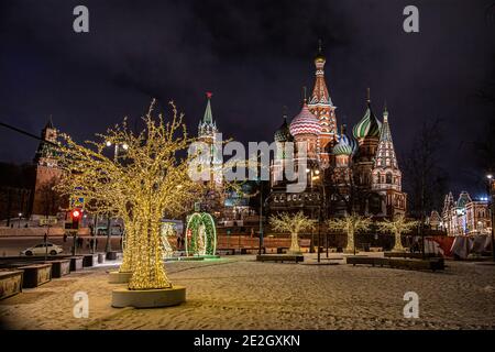 Moskau, Russland - 04. Februar 2020: Festlich dekoriert für Winterferien Zaryadye Park. Panorama von Moskau. Russland weihnachten Stockfoto