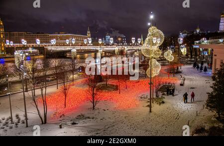Moskau, Russland - 04. Februar 2020: Festlich dekoriert für Winterferien Zaryadye Park. Panorama von Moskau. Russland weihnachten Stockfoto