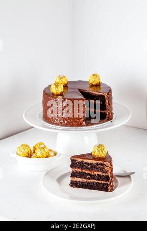 Dreistufiger doppelter Schokoladenkuchen Stockfoto