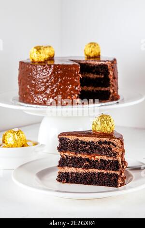 Dreistufiger doppelter Schokoladenkuchen Stockfoto