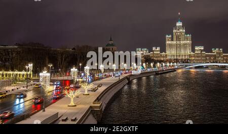 Moskau, Russland - 04. Februar 2020: Blick auf den nächtlichen Winter Moskau mit dem Moskauer Fluss und Hochhaus am Kotelnicheskaya-Ufer. Russland Stockfoto