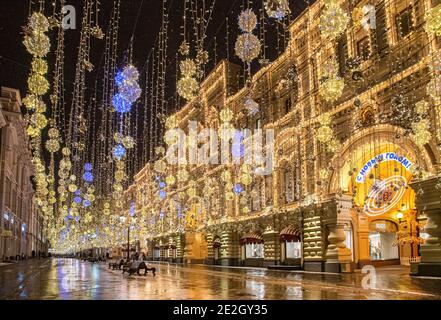 Moskau, Russland - 04. Februar 2020: Menschen auf beleuchteten Nikolskaja-Straße der Stadt Moskau in der Nacht verbindet sie den Roten Platz und den Lubyanka-Platz Stockfoto