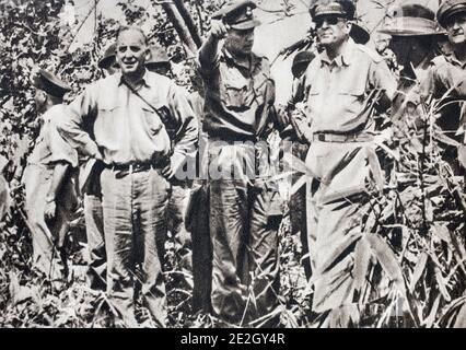 Archivfoto von General MacArthur hat Balikpapan. Ein australischer Offizier gibt dem Alliierten Pazifik General Präzision Stockfoto