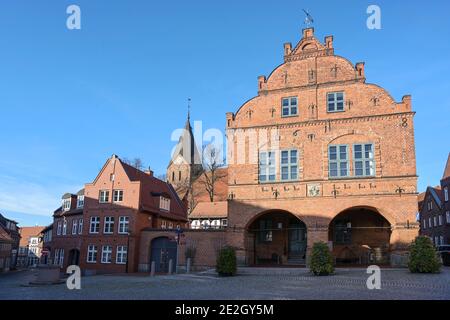 Marktplatz in der Stadt Gadebusch mit dem mittelalterlichen Rathaus und der Kirche in roter Backsteinarchitektur gegen einen klaren blauen Himmel mit Kopierraum, Meckl Stockfoto