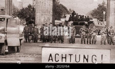 Beginn des Baus der Berliner Mauer. GenossInnen der Kampfgruppen der Arbeiterklasse, die zum Schutz der Grenze eingesetzt werden, stehen am B bereit Stockfoto