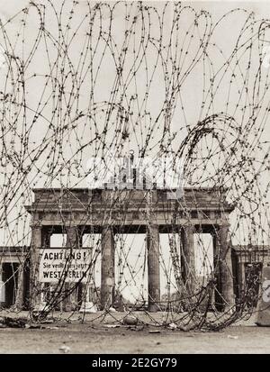 Vintage-Foto der Berliner Mauer im Jahr 1961. Brandenburger Tor Durch Barbedwire Barriere Von Der Ost-Berliner Polizei Errichtet Gesehen. West-Berlin. Oktober 1961 Stockfoto