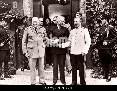 Generalsekretär der Kommunistischen Partei Joseph Stalin, Premierminister Winston Churchill, Präsident Harry S. Truman auf der Potsdamer Konferenz (17. Juli - Stockfoto