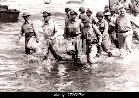 General Douglas MacArthur (zweiter von links) Spaziergänge an der Küste von Leyte Island mit einer Gruppe von US-Armee und der Philippinischen Offiziere Stockfoto
