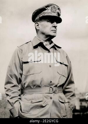 General der Armee Douglas MacArthur (1880-1964) war ein US-amerikanischer 5-Sterne General und Feldmarschall der philippinischen Armee. Er war Chef des Stabes Stockfoto