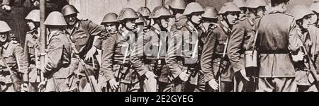 Beginn des Baus der Berliner Mauer. Eine Gruppe ostdeutscher Soldaten kontrolliert die Berliner Mauer im Ostsektor. Ost-Berlin, 1. August Stockfoto