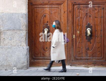 Palma, Spanien. Januar 2021. Eine Frau mit Mund-Nase-Schutz geht durch Palma de Mallorca. Quelle: Clara Margais/dpa/Alamy Live News Stockfoto