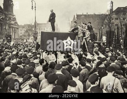Mai 1931 spricht der deutsche Kommunistenführer Ernst Thalmann während EINES Treffens im Berliner Lustgarten Stockfoto