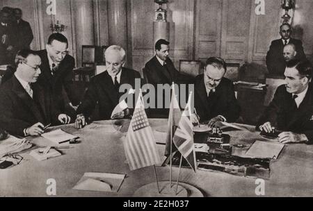 Foto zeigt Cordell Hull, Staatssekretär, Wjatscheslaw Molotow, der sowjetischen Außenpolitik Volkskommissar, und Anthony Eden, der britische Außenminister, an Signi Stockfoto