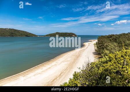 Blick über den Strand von Laen Sala auf dem Weg zur Höhle Phraya Nakhon in Prachuap Khiri Khan. Um zur Höhle zu gelangen, ist eine harte Wanderung über den Berg, aber Sie ge Stockfoto