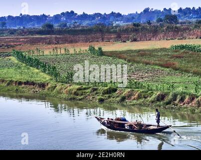 Kalna, Westbengalen, Indien. Luftaufnahme über einen Fischer im Fluss Hooghly, Teil des Ganges. Die Landschaft ist in kleine Parzellen unterteilt Stockfoto