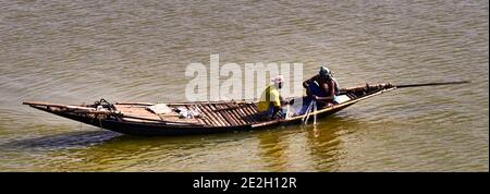 Kalna, Westbengalen, Indien. Luftaufnahme über Fischer im Fluss Hooghly, Teil des Ganges. Stockfoto