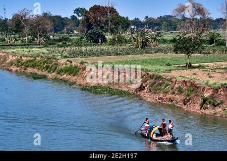 Kalna, Westbengalen, Indien. Luftaufnahme über einen Fischer im Fluss Hooghly, Teil des Ganges. Die Landschaft ist in kleine Parzellen unterteilt Stockfoto