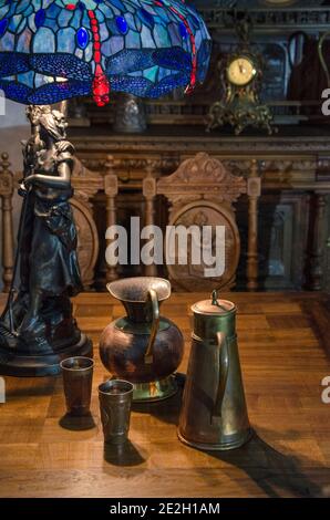 Tiffany Style Blue Vintage Tischleuchte mit Statuette 'Unity' AS Eine Stange in Kerzen Licht Stockfoto