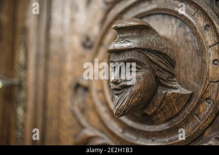 Vintage geschnitzte Figuren auf Holz, Element des Dekors. Stockfoto