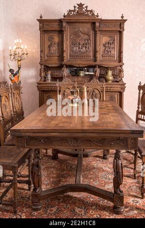 Antike Küche Interieur mit Kerzen Licht. Traditioneller belgischer Stil. Stockfoto