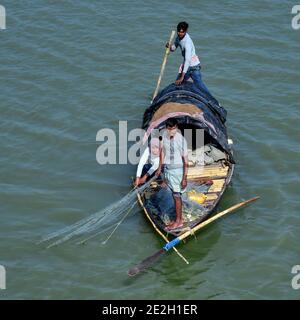 Kalna, Westbengalen, Indien. Luftaufnahme über Fischer im Fluss Hooghly, Teil des Ganges. Stockfoto