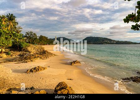 Patong Beach, Phuket, schießen in der goldenen Stunde aus dem Norden. Das Foto wurde im Mai 2020 aufgenommen, als alle Strände von Phuket wegen des C noch geschlossen waren Stockfoto