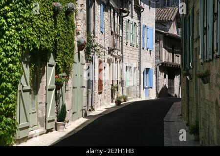 Montpezat-de-Quercy (Südwestfrankreich): Fassade von Häusern in einer Gasse der mittelalterlichen Bastide (befestigte Stadt) Stockfoto