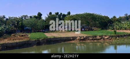 Kalna-Gebiet, Westbengalen, Indien.l Blick über den Fluss Hooghly, Teil des Ganges. Die Landschaft und das Dorf entlang des Flusses Hooghly ist unterteilt in Stockfoto