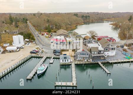 Luftaufnahme des Einkaufsviertels der Shelter Island Heights, Shelter Island, NY Stockfoto