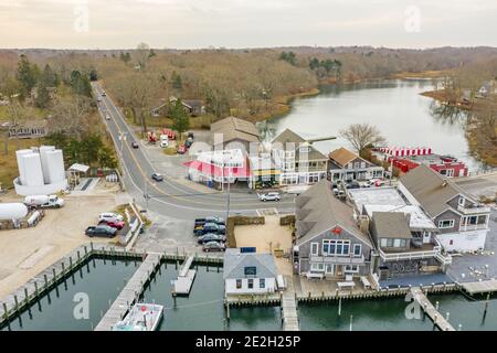 Luftaufnahme des Einkaufsviertels der Shelter Island Heights, Shelter Island, NY Stockfoto