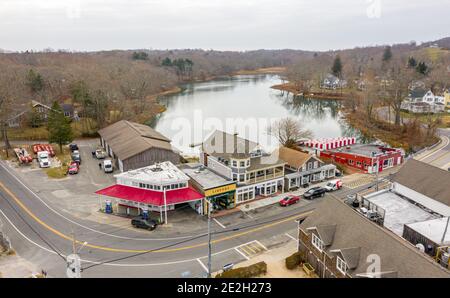 Luftaufnahme des Einkaufsviertels der Shelter Island Heights, Shelter Island, NY Stockfoto