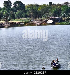 Kalna, Westbengalen, Indien. Luftaufnahme über einen Fischer im Fluss Hooghly, Teil des Ganges. Die Landschaft ist in kleine Parzellen unterteilt Stockfoto