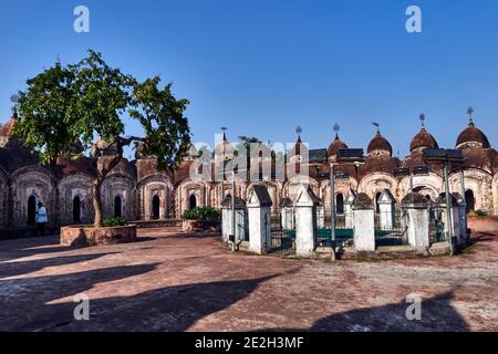 Kalna City, Westbengalen, Indien. Der Backstein Bardhaman Naba Kailash Tempel, der Lord Shiva gewidmet ist, wurde 1809 in zwei konzentrischen Kreisen (äußere Cir Stockfoto