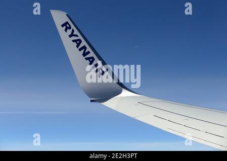 Flug Großbritannien NACH KRETA/EUROPA - 14. APRIL 2015 - die Flügelspitze eines Ryanair Boeing 737 Flugzeugs während des Fluges. Foto: Stuart Boulton. Stockfoto