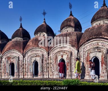 Kalna City, Westbengalen, Indien. Der Backstein Bardhaman Naba Kailash Tempel, der Lord Shiva gewidmet ist, wurde 1809 in zwei konzentrischen Kreisen (äußere Cir Stockfoto