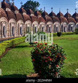 Kalna City, Westbengalen, Indien. Der Backstein Bardhaman Naba Kailash Tempel, der Lord Shiva gewidmet ist, wurde 1809 in zwei konzentrischen Kreisen (äußere Cir Stockfoto