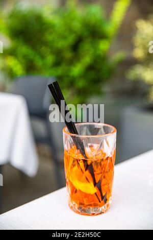 Aperol Spritz Cocktail im Restaurant im Freien. Leckeres Schaumgetränk. Stockfoto